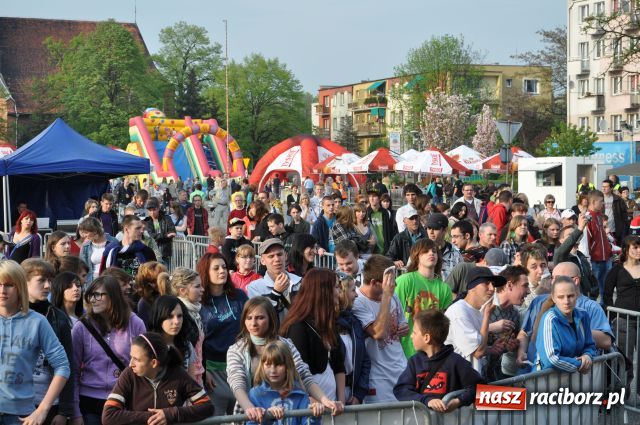 Zdjęcie w galerii na portalu naszraciborz.pl: Majówka: Tabu porwał do zabawy... wiadomości z regionu
