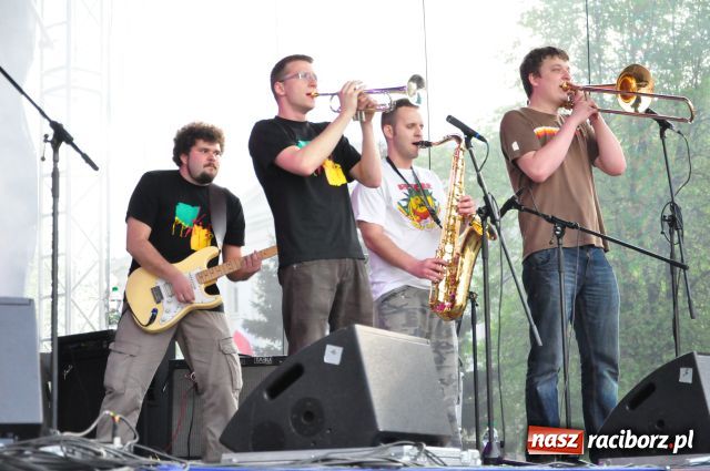 Zdjęcie w galerii na portalu naszraciborz.pl: Majówka: Tabu porwał do zabawy... wiadomości z regionu