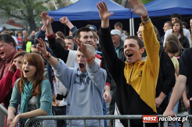 Zdjęcie w galerii na portalu naszraciborz.pl: Majówka: Tabu porwał do zabawy... wiadomości z regionu
