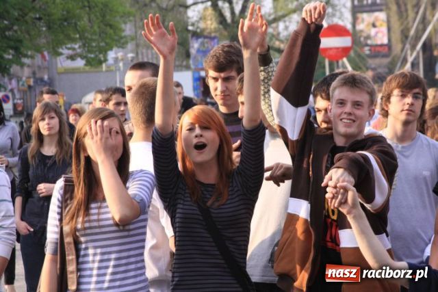 Zdjęcie w galerii na portalu naszraciborz.pl: Majówka: Tabu porwał do zabawy... wiadomości z regionu