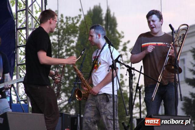 Zdjęcie w galerii na portalu naszraciborz.pl: Majówka: Tabu porwał do zabawy... wiadomości z regionu