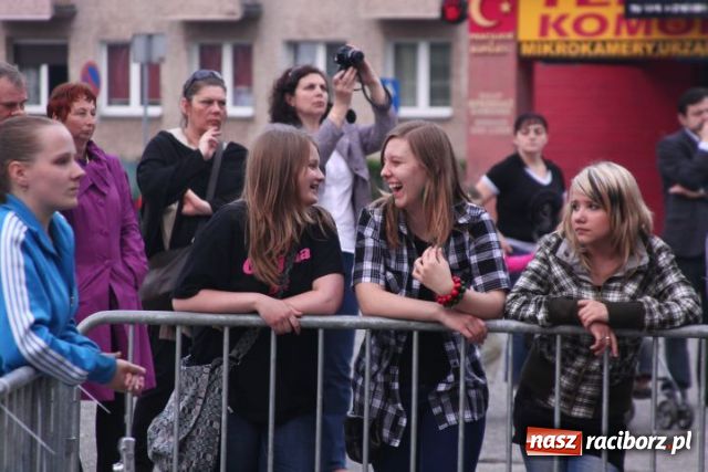 Zdjęcie w galerii na portalu naszraciborz.pl: Majówka: Tabu porwał do zabawy... wiadomości z regionu