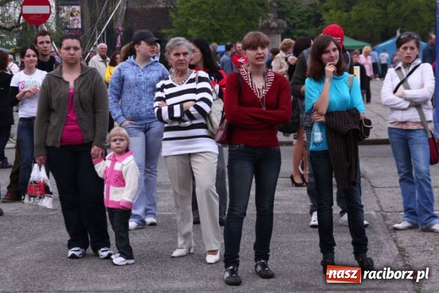 Zdjęcie w galerii na portalu naszraciborz.pl: Majówka: Tabu porwał do zabawy... wiadomości z regionu