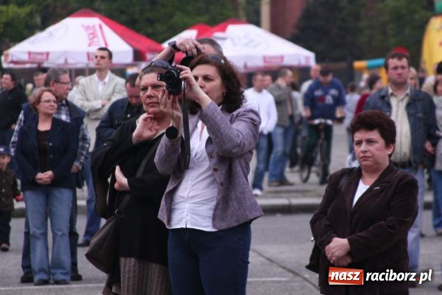 Zdjęcie w galerii na portalu naszraciborz.pl: Majówka: Tabu porwał do zabawy... wiadomości z regionu