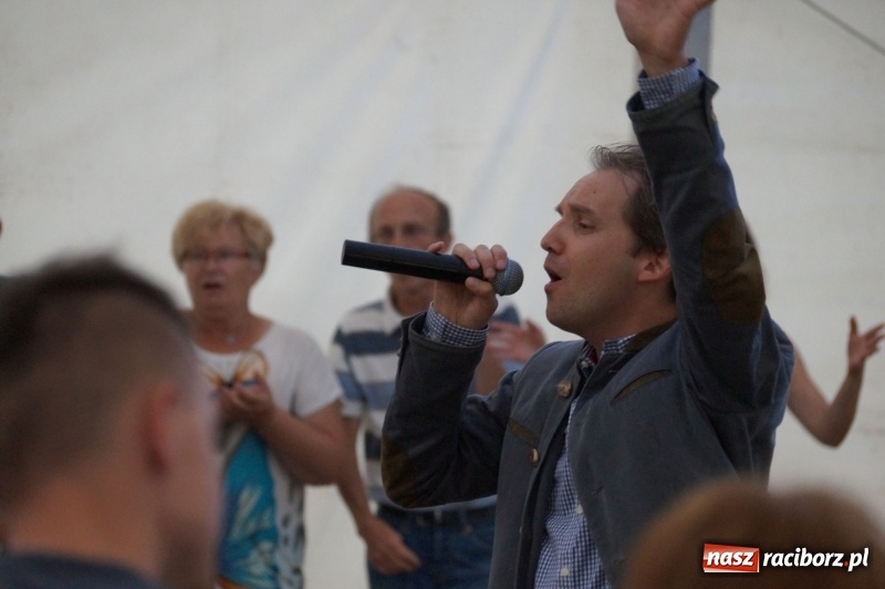 Zdjęcie w galerii na portalu naszraciborz.pl: Toby prosto z Monachium do Nędzy. Koncertowo na finał 110-lecia LKS w Nędzy  wiadomości z regionu