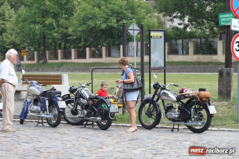 Zdjęcie w galerii na portalu naszraciborz.pl: Oldtimery zjechały dziś do Krzyżanowic  wiadomości z regionu