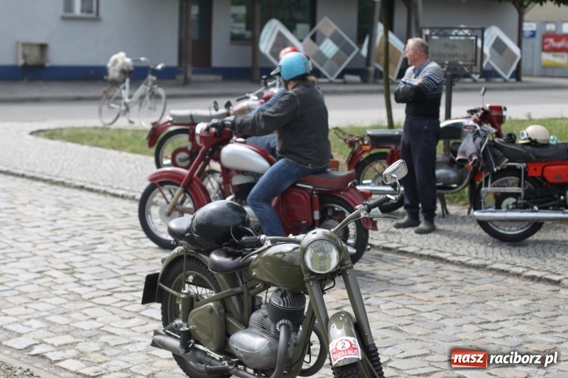 Zdjęcie w galerii na portalu naszraciborz.pl: Oldtimery zjechały dziś do Krzyżanowic  wiadomości z regionu