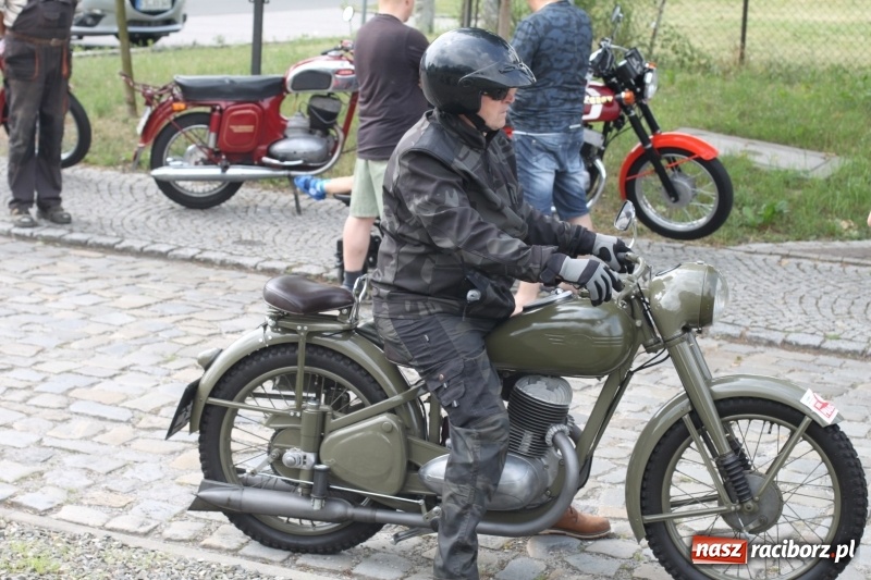 Zdjęcie w galerii na portalu naszraciborz.pl: Oldtimery zjechały dziś do Krzyżanowic  wiadomości z regionu