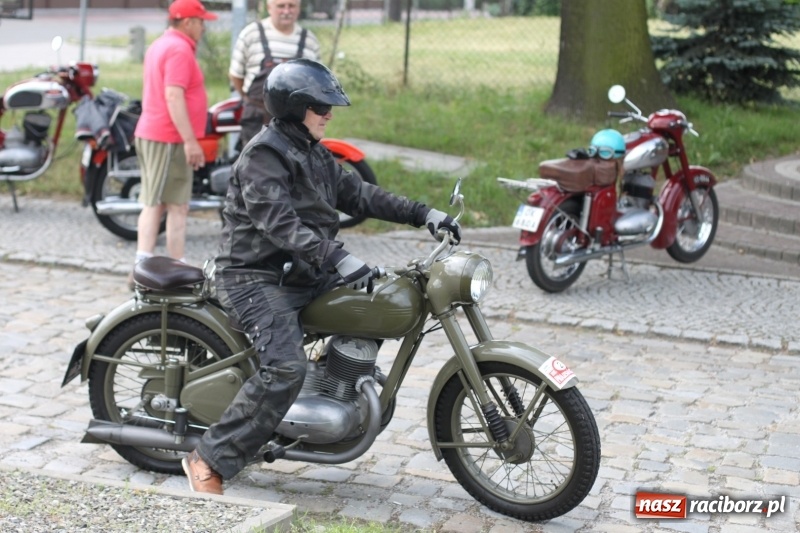Zdjęcie w galerii na portalu naszraciborz.pl: Oldtimery zjechały dziś do Krzyżanowic  wiadomości z regionu
