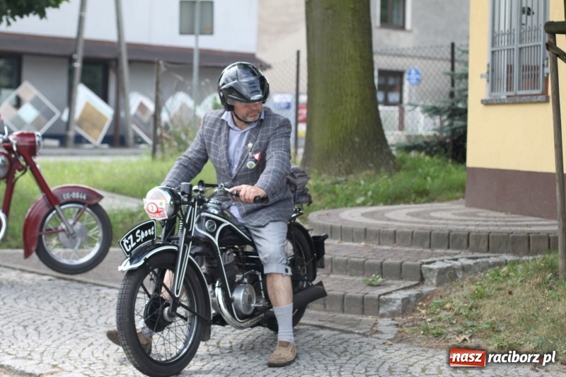 Zdjęcie w galerii na portalu naszraciborz.pl: Oldtimery zjechały dziś do Krzyżanowic  wiadomości z regionu