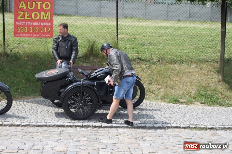 Zdjęcie w galerii na portalu naszraciborz.pl: Oldtimery zjechały dziś do Krzyżanowic  wiadomości z regionu