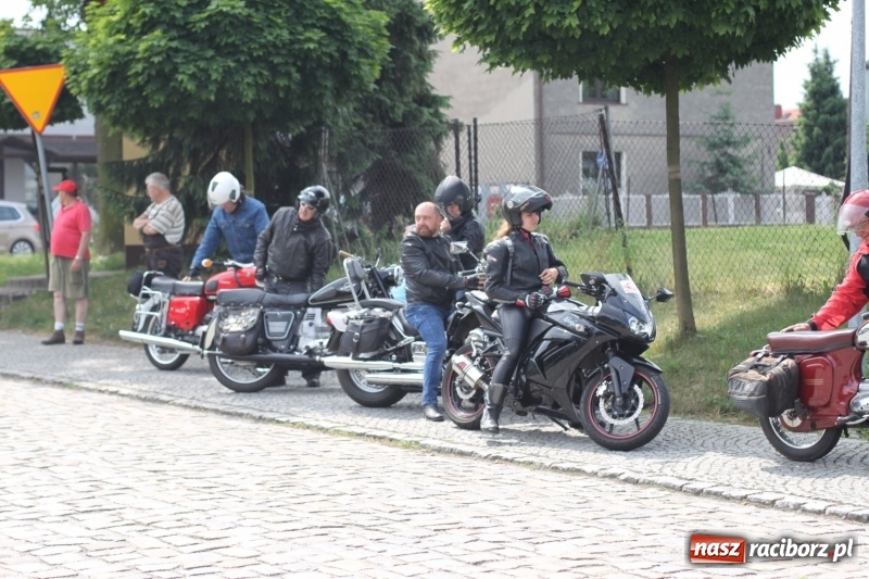 Zdjęcie w galerii na portalu naszraciborz.pl: Oldtimery zjechały dziś do Krzyżanowic  wiadomości z regionu