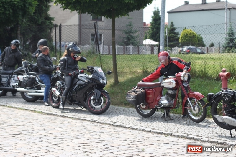 Zdjęcie w galerii na portalu naszraciborz.pl: Oldtimery zjechały dziś do Krzyżanowic  wiadomości z regionu