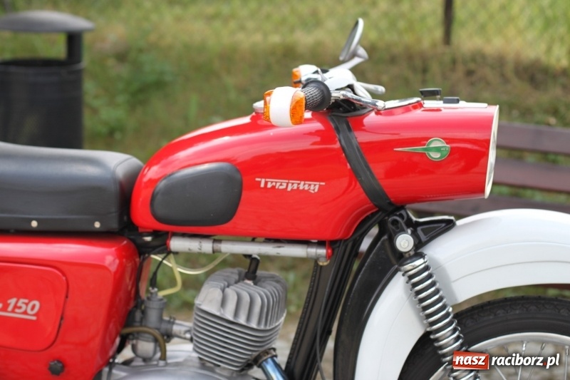 Zdjęcie w galerii na portalu naszraciborz.pl: Oldtimery zjechały dziś do Krzyżanowic  wiadomości z regionu