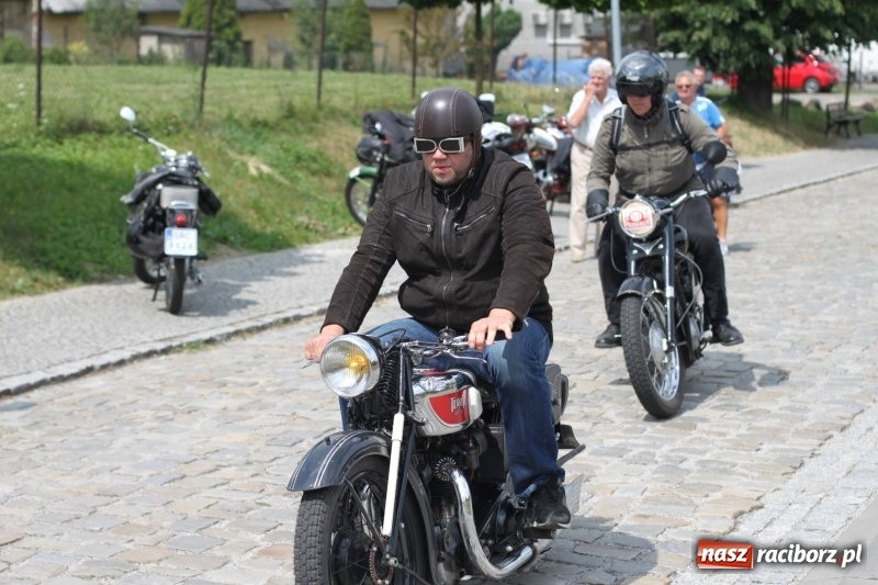 Zdjęcie w galerii na portalu naszraciborz.pl: Oldtimery zjechały dziś do Krzyżanowic  wiadomości z regionu