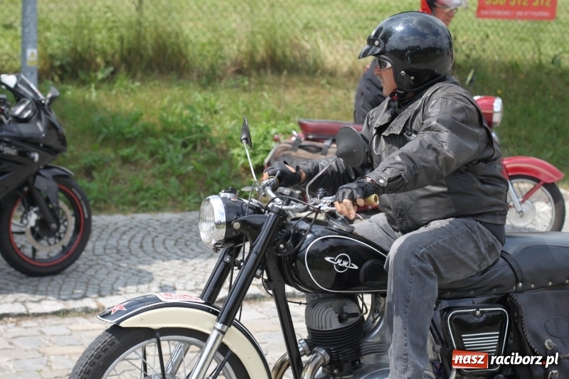 Zdjęcie w galerii na portalu naszraciborz.pl: Oldtimery zjechały dziś do Krzyżanowic  wiadomości z regionu