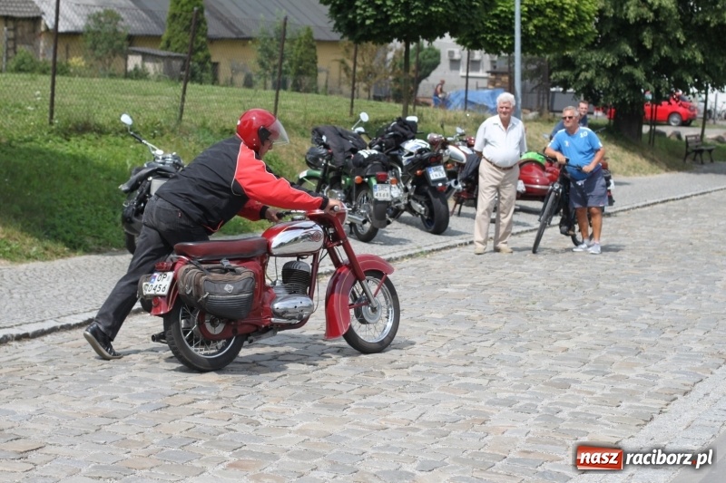 Zdjęcie w galerii na portalu naszraciborz.pl: Oldtimery zjechały dziś do Krzyżanowic  wiadomości z regionu