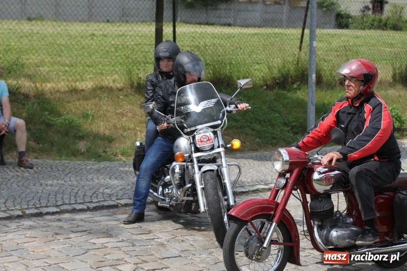 Zdjęcie w galerii na portalu naszraciborz.pl: Oldtimery zjechały dziś do Krzyżanowic  wiadomości z regionu