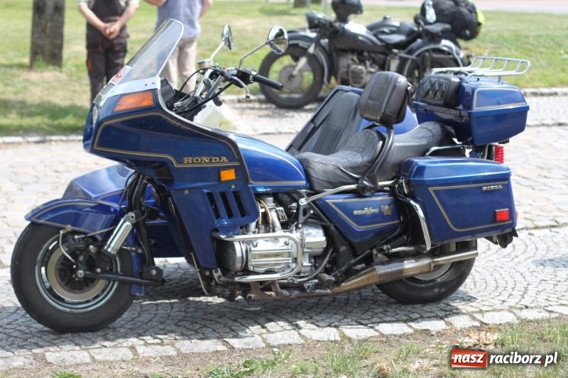 Zdjęcie w galerii na portalu naszraciborz.pl: Oldtimery zjechały dziś do Krzyżanowic  wiadomości z regionu