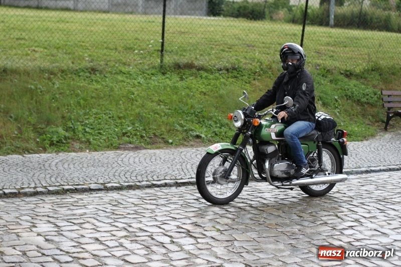 Zdjęcie w galerii na portalu naszraciborz.pl: Oldtimery zjechały dziś do Krzyżanowic  wiadomości z regionu