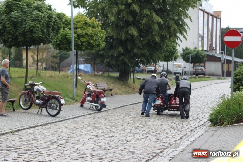 Zdjęcie w galerii na portalu naszraciborz.pl: Oldtimery zjechały dziś do Krzyżanowic  wiadomości z regionu
