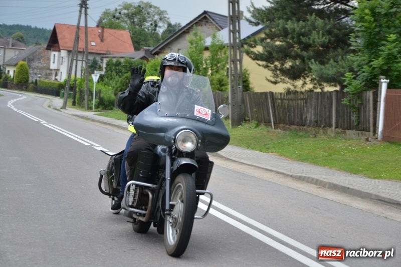 Zdjęcie w galerii na portalu naszraciborz.pl: Oldtimery zjechały dziś do Krzyżanowic  wiadomości z regionu