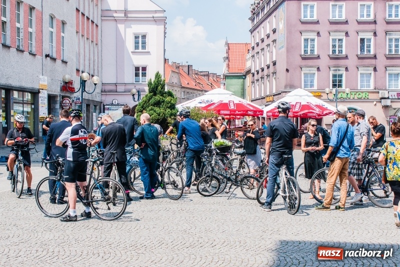 Zdjęcie w galerii na portalu naszraciborz.pl: Ta tragedia mocno wstrząsnęła środowiskiem raciborskich cyklistów. Zmarłego kolegę pojechali pożegnać na rowerach wiadomości z regionu