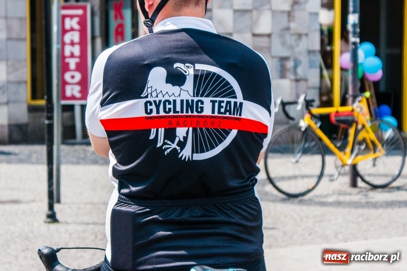 Zdjęcie w galerii na portalu naszraciborz.pl: Ta tragedia mocno wstrząsnęła środowiskiem raciborskich cyklistów. Zmarłego kolegę pojechali pożegnać na rowerach wiadomości z regionu
