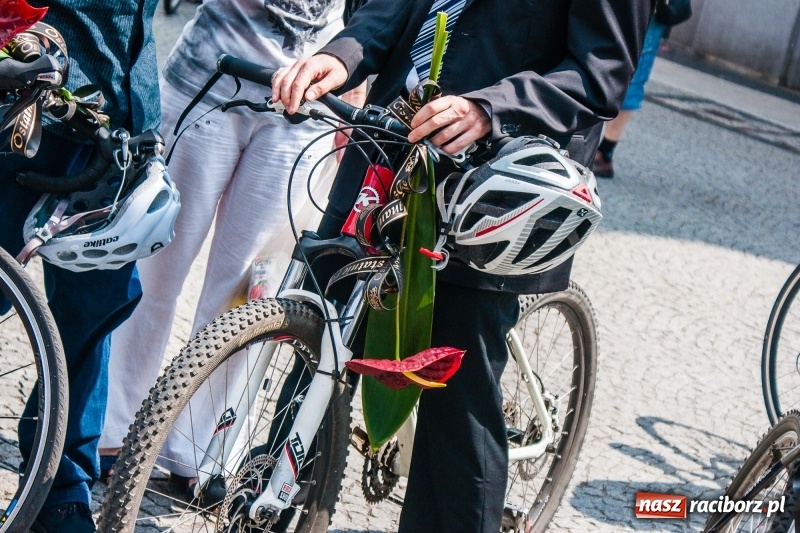Zdjęcie w galerii na portalu naszraciborz.pl: Ta tragedia mocno wstrząsnęła środowiskiem raciborskich cyklistów. Zmarłego kolegę pojechali pożegnać na rowerach wiadomości z regionu