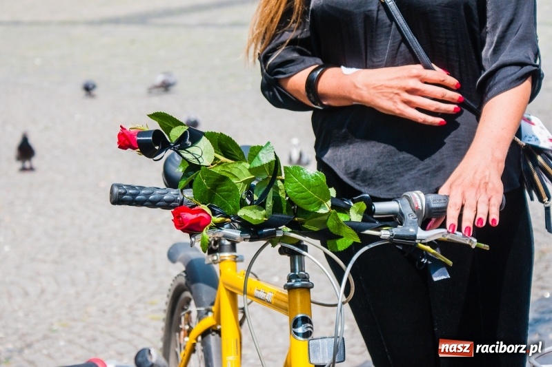Zdjęcie w galerii na portalu naszraciborz.pl: Ta tragedia mocno wstrząsnęła środowiskiem raciborskich cyklistów. Zmarłego kolegę pojechali pożegnać na rowerach wiadomości z regionu