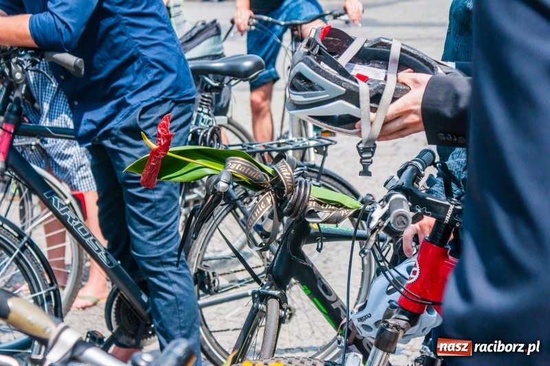 Zdjęcie w galerii na portalu naszraciborz.pl: Ta tragedia mocno wstrząsnęła środowiskiem raciborskich cyklistów. Zmarłego kolegę pojechali pożegnać na rowerach wiadomości z regionu