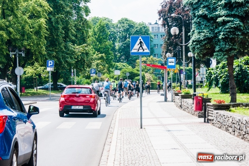 Zdjęcie w galerii na portalu naszraciborz.pl: Ta tragedia mocno wstrząsnęła środowiskiem raciborskich cyklistów. Zmarłego kolegę pojechali pożegnać na rowerach wiadomości z regionu