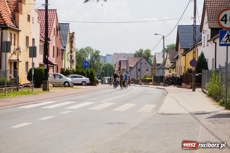 Zdjęcie w galerii na portalu naszraciborz.pl: Ta tragedia mocno wstrząsnęła środowiskiem raciborskich cyklistów. Zmarłego kolegę pojechali pożegnać na rowerach wiadomości z regionu