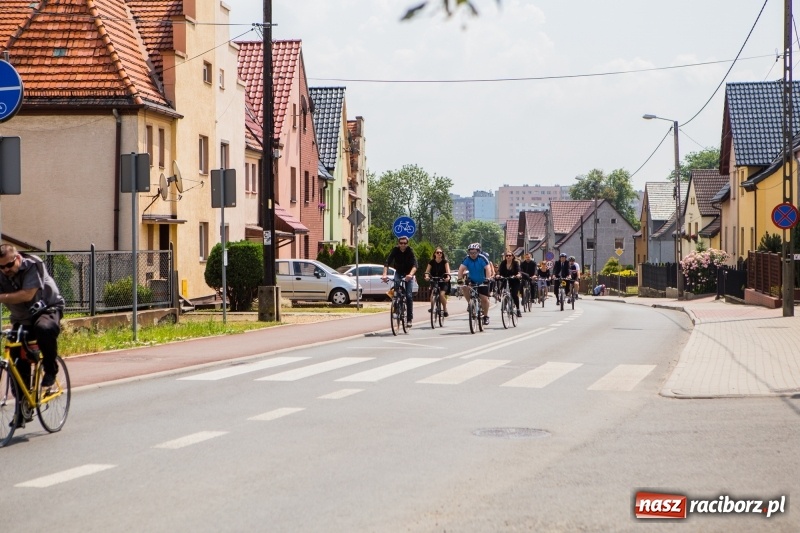Zdjęcie w galerii na portalu naszraciborz.pl: Ta tragedia mocno wstrząsnęła środowiskiem raciborskich cyklistów. Zmarłego kolegę pojechali pożegnać na rowerach wiadomości z regionu