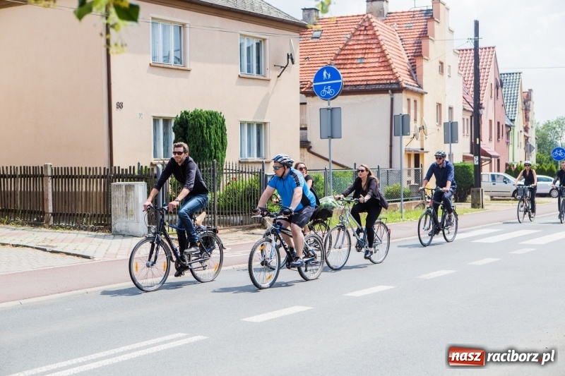 Zdjęcie w galerii na portalu naszraciborz.pl: Ta tragedia mocno wstrząsnęła środowiskiem raciborskich cyklistów. Zmarłego kolegę pojechali pożegnać na rowerach wiadomości z regionu