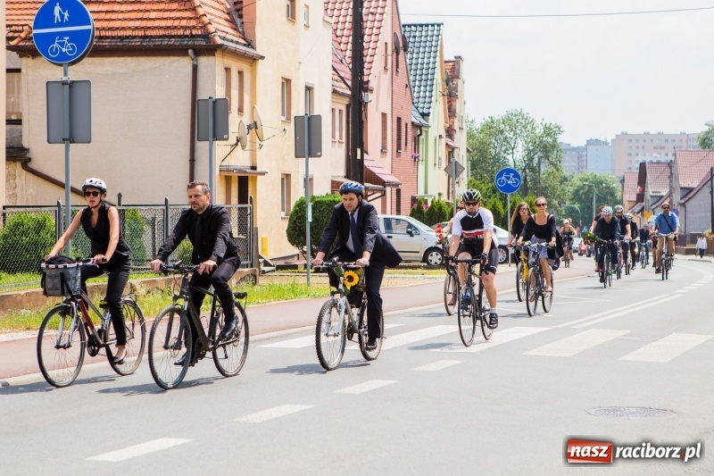 Zdjęcie w galerii na portalu naszraciborz.pl: Ta tragedia mocno wstrząsnęła środowiskiem raciborskich cyklistów. Zmarłego kolegę pojechali pożegnać na rowerach wiadomości z regionu