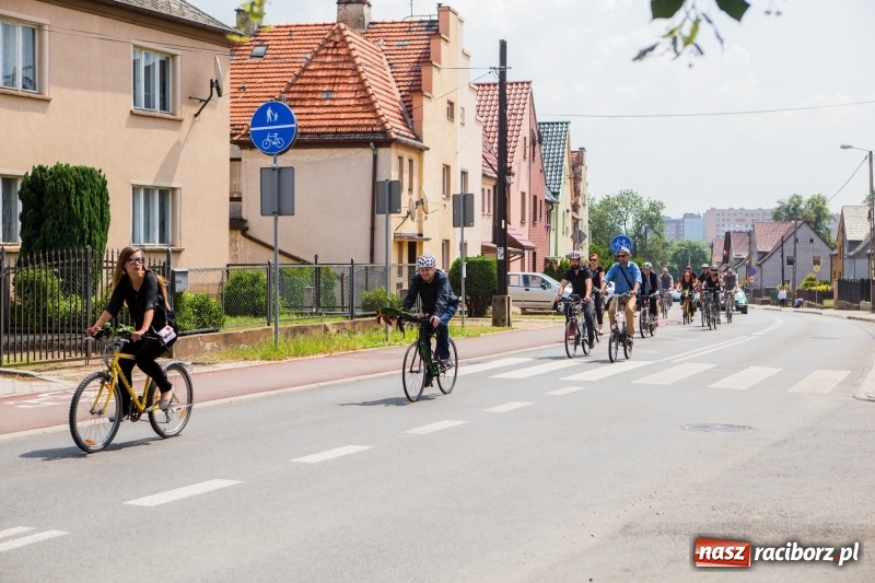 Zdjęcie w galerii na portalu naszraciborz.pl: Ta tragedia mocno wstrząsnęła środowiskiem raciborskich cyklistów. Zmarłego kolegę pojechali pożegnać na rowerach wiadomości z regionu