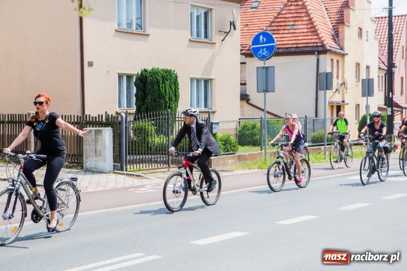 Zdjęcie w galerii na portalu naszraciborz.pl: Ta tragedia mocno wstrząsnęła środowiskiem raciborskich cyklistów. Zmarłego kolegę pojechali pożegnać na rowerach wiadomości z regionu