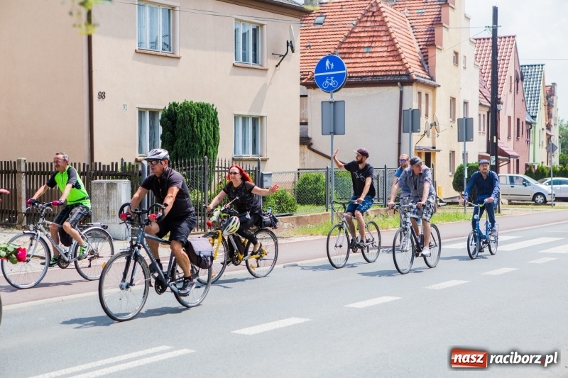 Zdjęcie w galerii na portalu naszraciborz.pl: Ta tragedia mocno wstrząsnęła środowiskiem raciborskich cyklistów. Zmarłego kolegę pojechali pożegnać na rowerach wiadomości z regionu