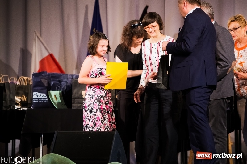 Zdjęcie w galerii na portalu naszraciborz.pl: Uroczysta gala wręczenia nagród dla laureatów olimpiad i konkursów języka niemieckiego wiadomości z regionu