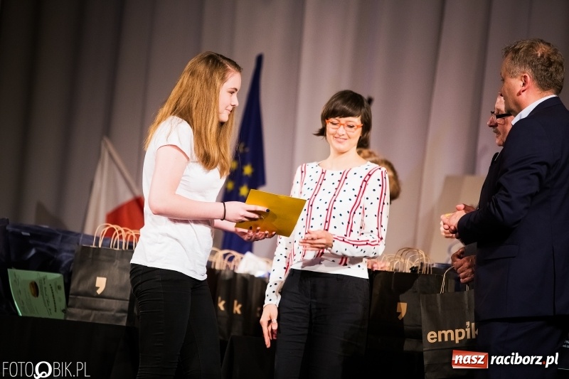 Zdjęcie w galerii na portalu naszraciborz.pl: Uroczysta gala wręczenia nagród dla laureatów olimpiad i konkursów języka niemieckiego wiadomości z regionu