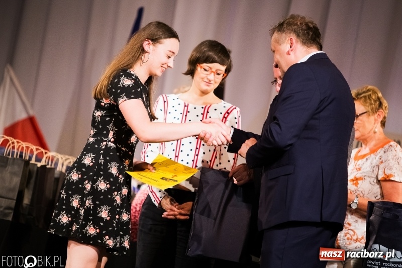 Zdjęcie w galerii na portalu naszraciborz.pl: Uroczysta gala wręczenia nagród dla laureatów olimpiad i konkursów języka niemieckiego wiadomości z regionu