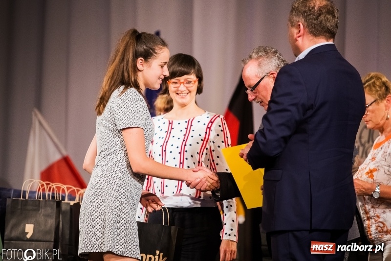 Zdjęcie w galerii na portalu naszraciborz.pl: Uroczysta gala wręczenia nagród dla laureatów olimpiad i konkursów języka niemieckiego wiadomości z regionu
