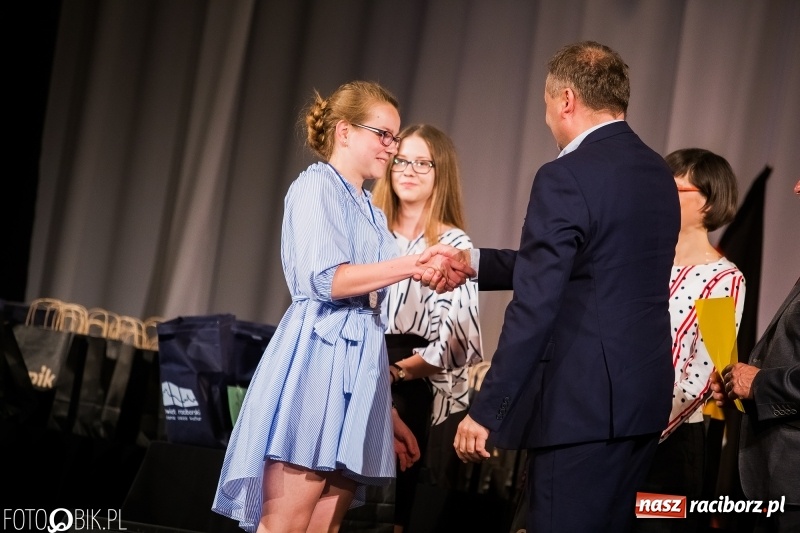 Zdjęcie w galerii na portalu naszraciborz.pl: Uroczysta gala wręczenia nagród dla laureatów olimpiad i konkursów języka niemieckiego wiadomości z regionu