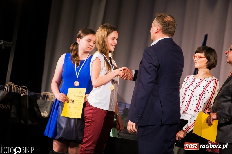 Zdjęcie w galerii na portalu naszraciborz.pl: Uroczysta gala wręczenia nagród dla laureatów olimpiad i konkursów języka niemieckiego wiadomości z regionu