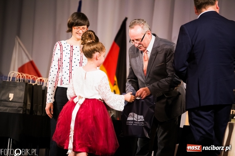 Zdjęcie w galerii na portalu naszraciborz.pl: Uroczysta gala wręczenia nagród dla laureatów olimpiad i konkursów języka niemieckiego wiadomości z regionu