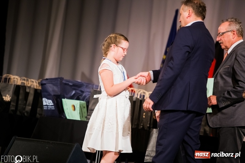 Zdjęcie w galerii na portalu naszraciborz.pl: Uroczysta gala wręczenia nagród dla laureatów olimpiad i konkursów języka niemieckiego wiadomości z regionu