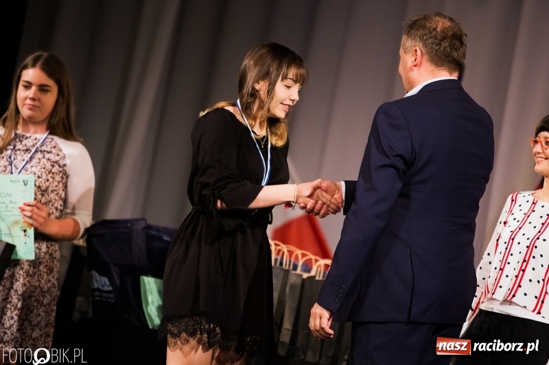 Zdjęcie w galerii na portalu naszraciborz.pl: Uroczysta gala wręczenia nagród dla laureatów olimpiad i konkursów języka niemieckiego wiadomości z regionu