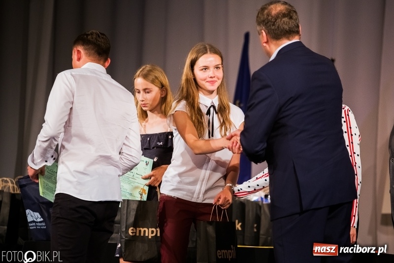 Zdjęcie w galerii na portalu naszraciborz.pl: Uroczysta gala wręczenia nagród dla laureatów olimpiad i konkursów języka niemieckiego wiadomości z regionu