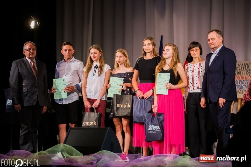 Zdjęcie w galerii na portalu naszraciborz.pl: Uroczysta gala wręczenia nagród dla laureatów olimpiad i konkursów języka niemieckiego wiadomości z regionu